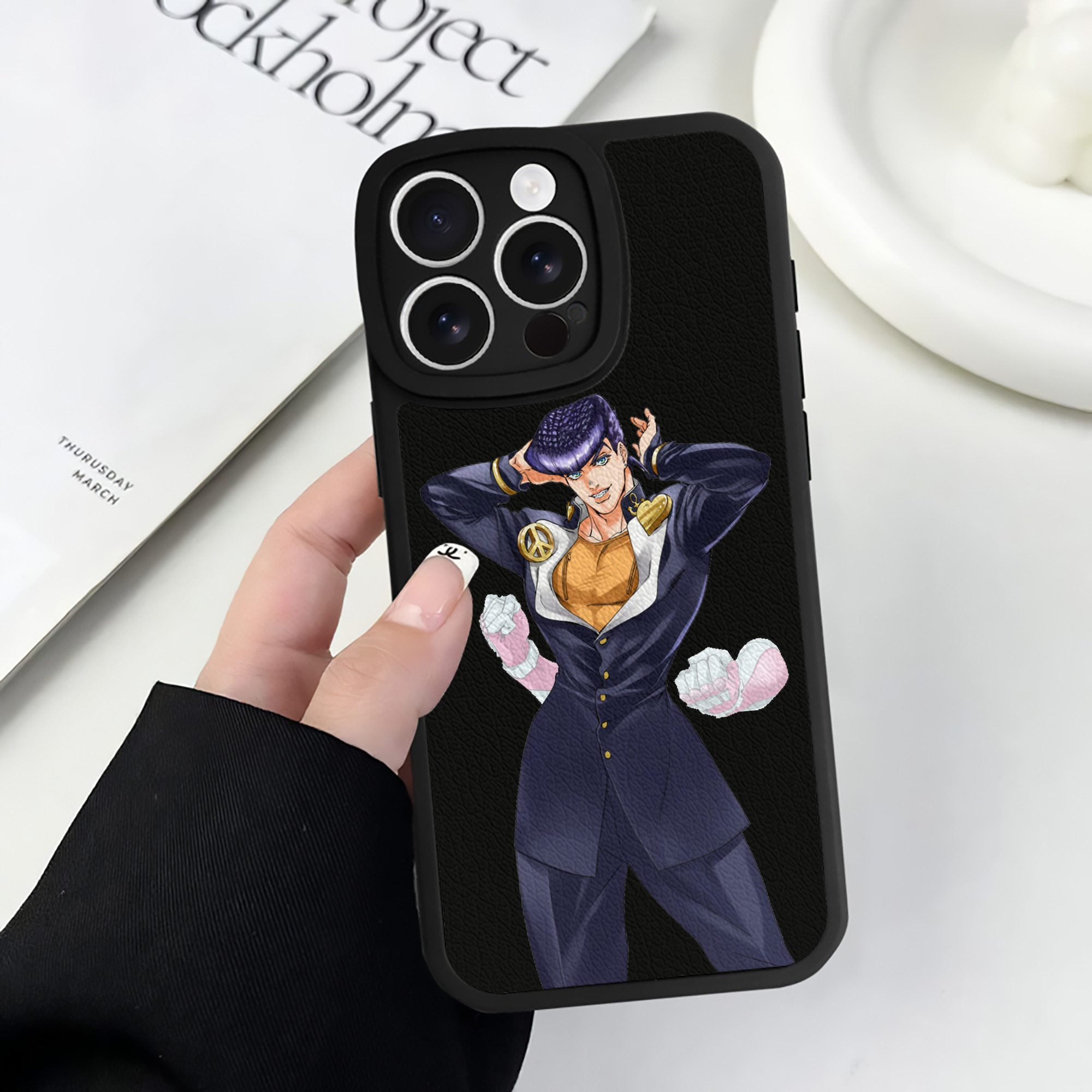 （画像用） ジョジョの奇妙な冒険 ひがしかた じょうすけ JoJo's Bizarre Adventure Higashikata Josuke 【iPhone 16シリーズ対応】シリコンスマホケース（レザー調） 材質：シリコン
